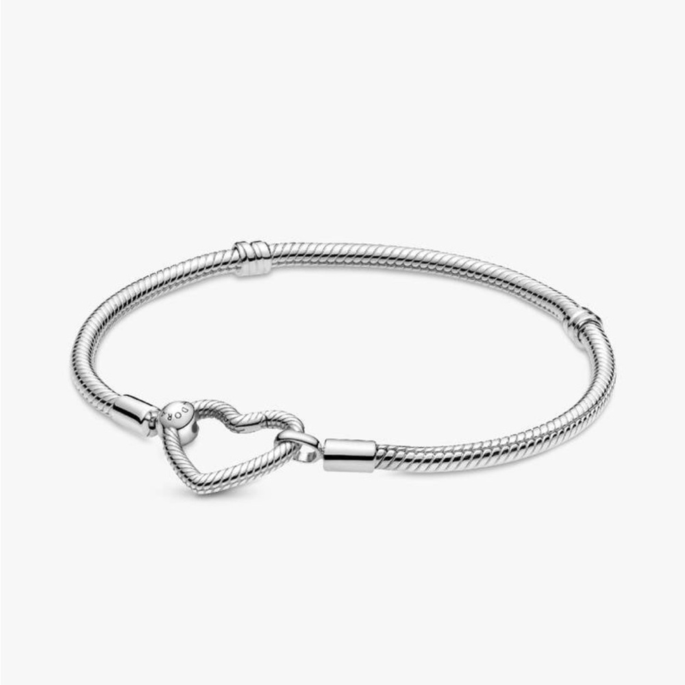 Pandora Moments Heart Closure Snake Chain Bracelet
Sterling silver